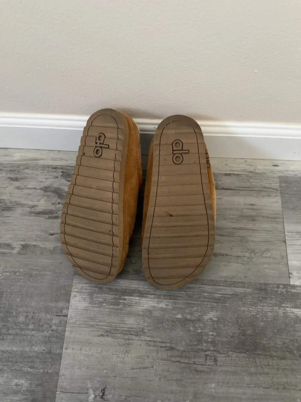 Alo Recovery Slippers–Chestnut/Camel Suede–Size 7